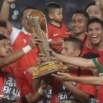 Pemain persija bambang pamungkas terima trofi piala presiden dari jokowi